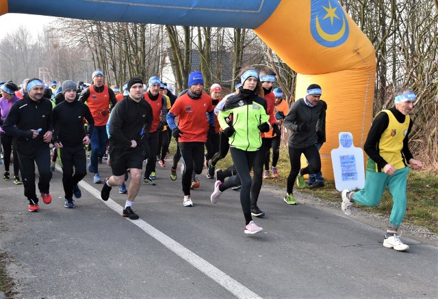 Ponad 10 kilometrów pokonali w niedzielę uczestnicy rekreacyjnego biegu zimowego wokół Jeziora Tarnobrzeskiego. Na siódmą edycję imprezy zaprosił aktywnych Miejski Ośrodek Sportu i Rekreacji. Słoneczna pogoda sprzyjała biegaczom. Z okazji do treningu i sprawdzenia swoich możliwości skorzystało ponad 150 osób. Kilkoro wystartowało razem ze swoimi czworonogami. Na mecie na uczestników czekał ciepły posiłek.