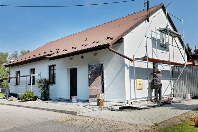 Dobiega końca remont Domu Kultury w Strumianach (gmina Wieliczka). Budynek zyskał nową elewację