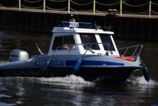 Gdy policjant wszedł na kabinę, aby ściągnąć żagiel, łódź przechyliła się i funkcjonariusz wpadł do wody.