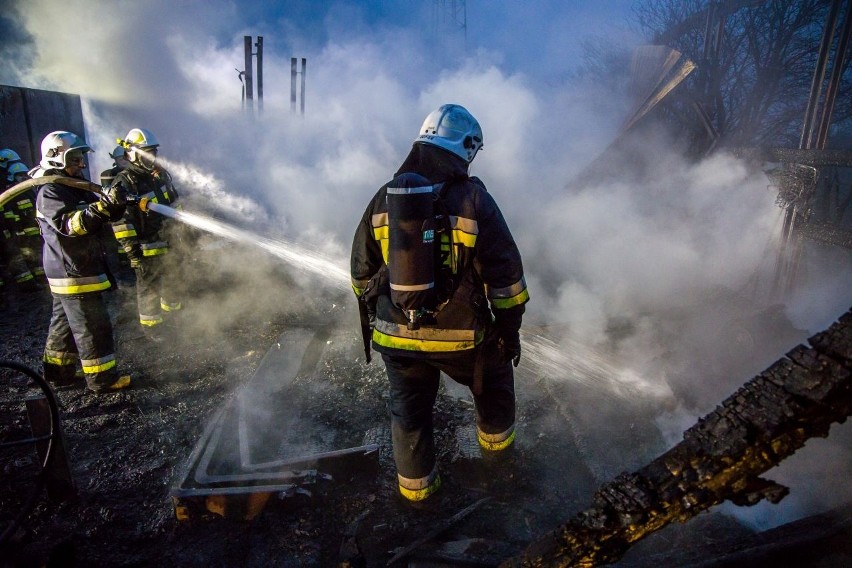 Poranny pożar w Prószkowie, płonie wiata magazynowa. Dziewięć jednostek w akcji