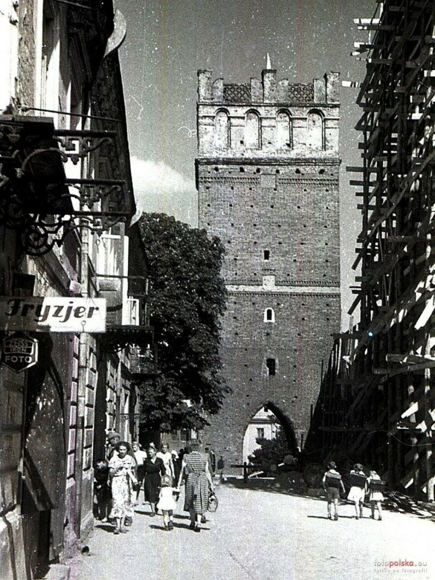 Sandomierz w roku 1955 - widok na Bramę Opatowską