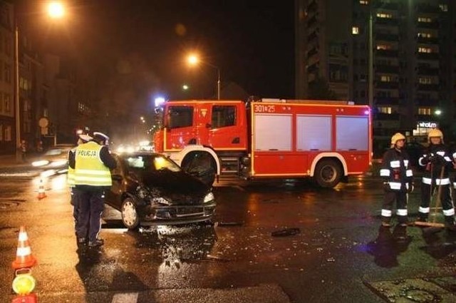 Policja apeluje o przebudowę skrzyżowania ul. Ozimska - Katowicka. Tam przydałaby się m.in nowoczesna sygnalizacja świetlna i dodanie pasów ruchu. Jest projekt. Niestety - jak zwykle - brakuje pieniędzy.