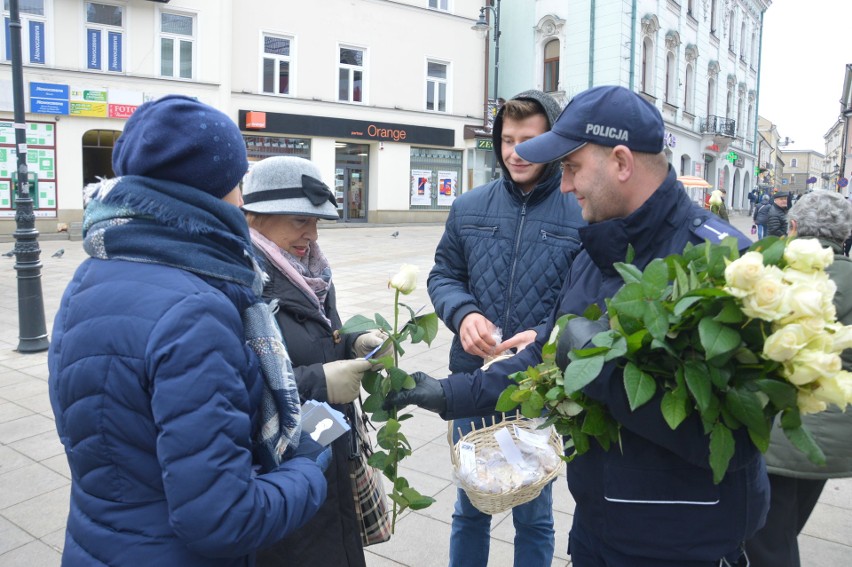 Tarnów. Kampania "Biała wstążka" wyszła na ulice. Rozmowy z mieszkańcami [ZDJĘCIA]