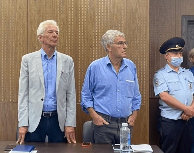 Adwokat Michaił Biriukow i jego klient polityk Leonid Gozman słuchają werdykt sądu, skazujący polityka na 15 dni aresztu za porównywanie dwóch największych zbrodniaży XX wieku