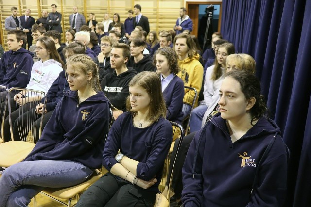 W lekcji dyplomacji wzięli udział uczniowie Bernardyńskiego Liceum Ogólnokształcącego w Łodzi. Poprowadził ją Tobiasz Bocheński, wojewoda łódzki. Takich lekcji udzieli więcej, odwiedzając jeszcze młodzież w innych miejscowościach w Łódzkiem.