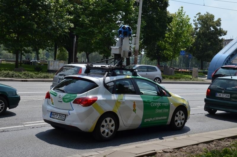 Auta Google na wrocławskich ulicach. Jedno utknęło w korku po wypadku na moście Grunwaldzkim (FOTO)