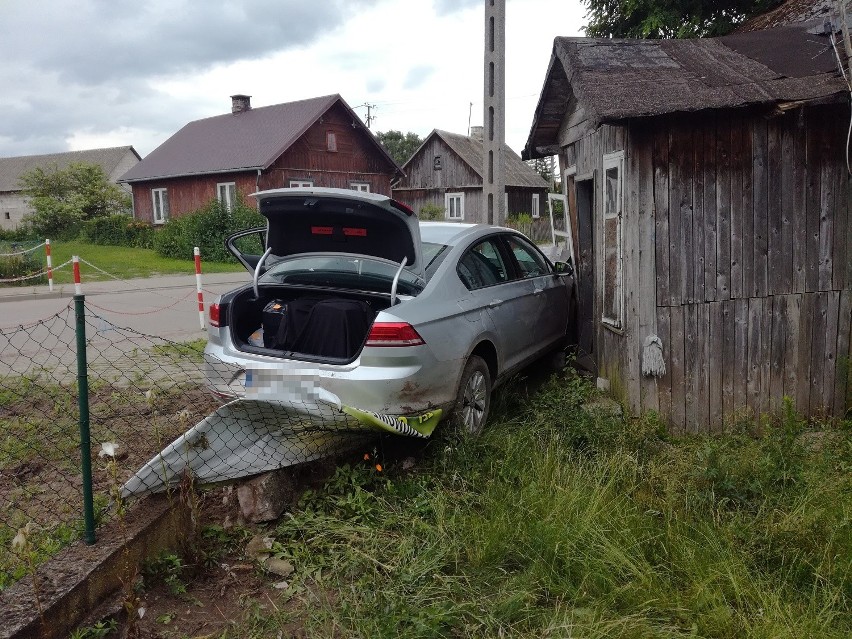 Kobylin-Borzymy: Samochód przemytnika wjechał w dom. Ścigała go straż graniczna (zdjęcia)