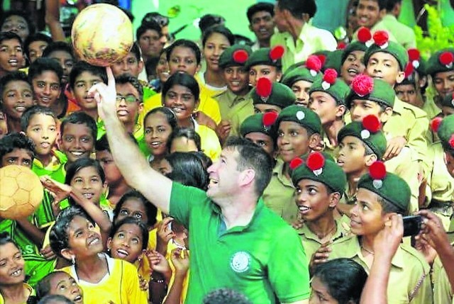 Zajęcia piłkarskie prowadzone w Indiach przez Radosława Rusina cieszyły się niezwykle dużym zainteresowaniem. Młodzi Hindusi bardzo lubili też oglądać, jak szkoleniowiec kręci piłką na palcu.