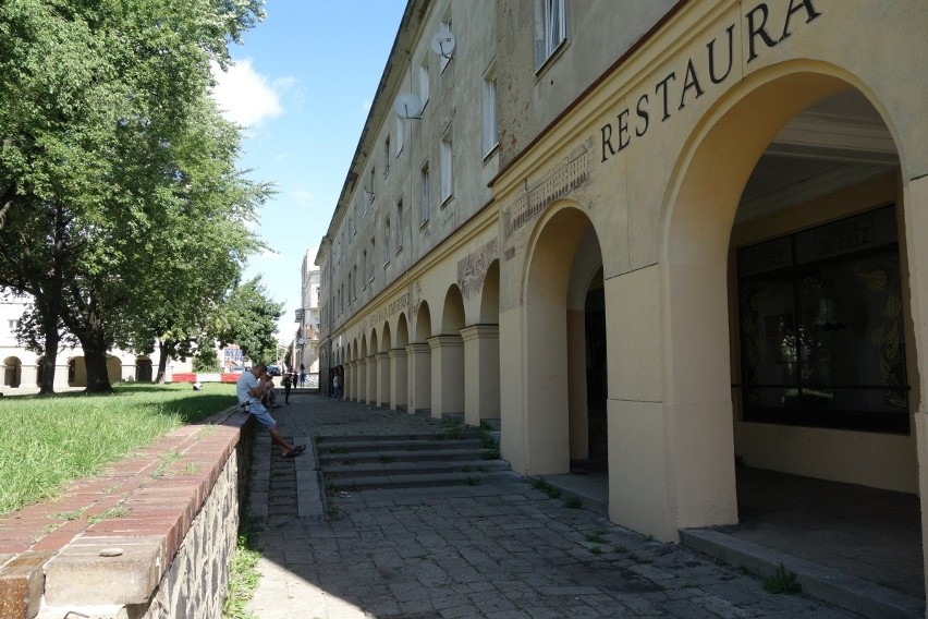 Zabudowa placu - kamieniczki z podcieniami - może robić...