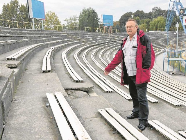 Tadeusz Mazur pokazuje, w jakich warunkach mecze oglądają kibice z Tarnowa. Dziurawe trybuny, odpadające tynki są tu normą. To skłoniło fanów żużla do wywieszenia na trybunach antyreklamy.