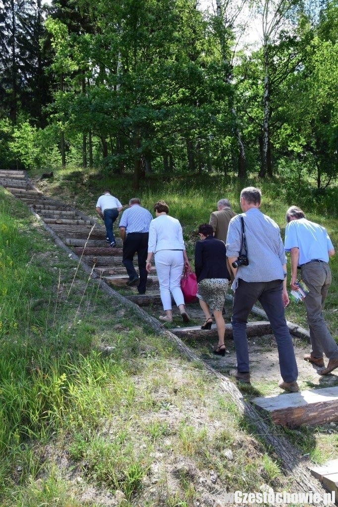 Jest dostęp do źródełka w Mstowie. Turyści moga odwiedzać źródło spod Góry Wał ZDJĘCIA