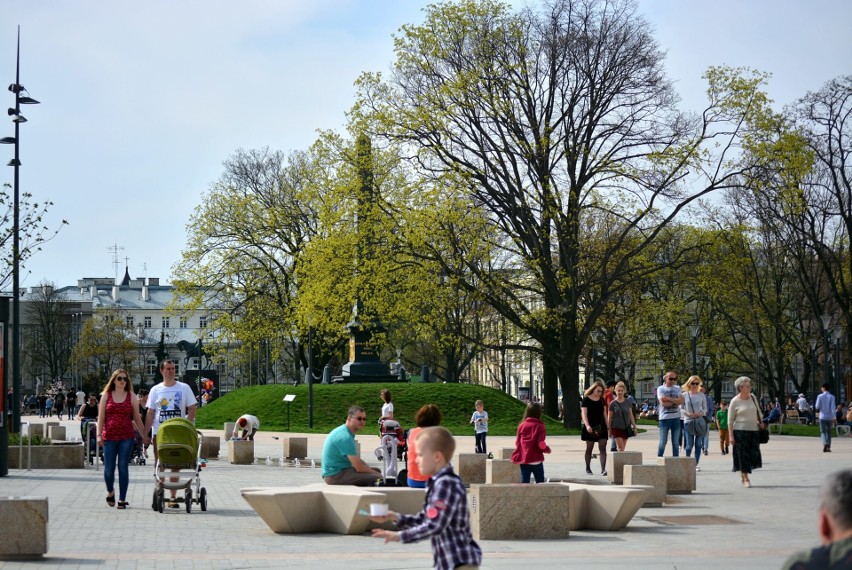 Oblężenie fontann na Placu Litewskim. Niedziela niehandlowa w plenerze (ZDJĘCIA)