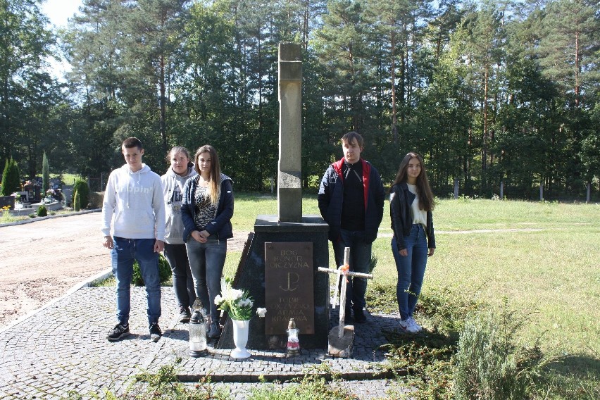 Uczniowie „jedynki” w Nowej Dębie pamiętają o Polskim Państwie Podziemnym