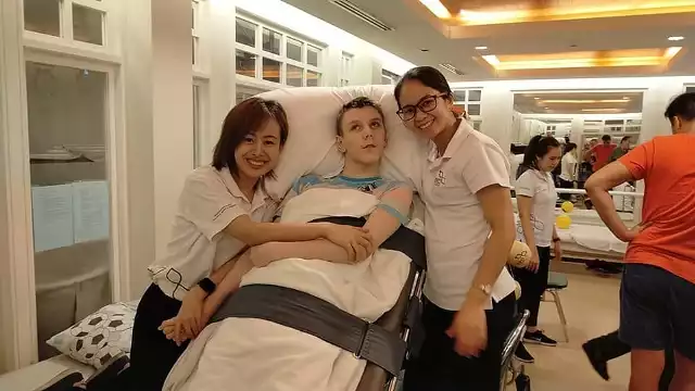 Paweł Rek z Rybnika od tygodnia leczony w Bangkoku. Uśmiech nie znika z twarzy chłopca