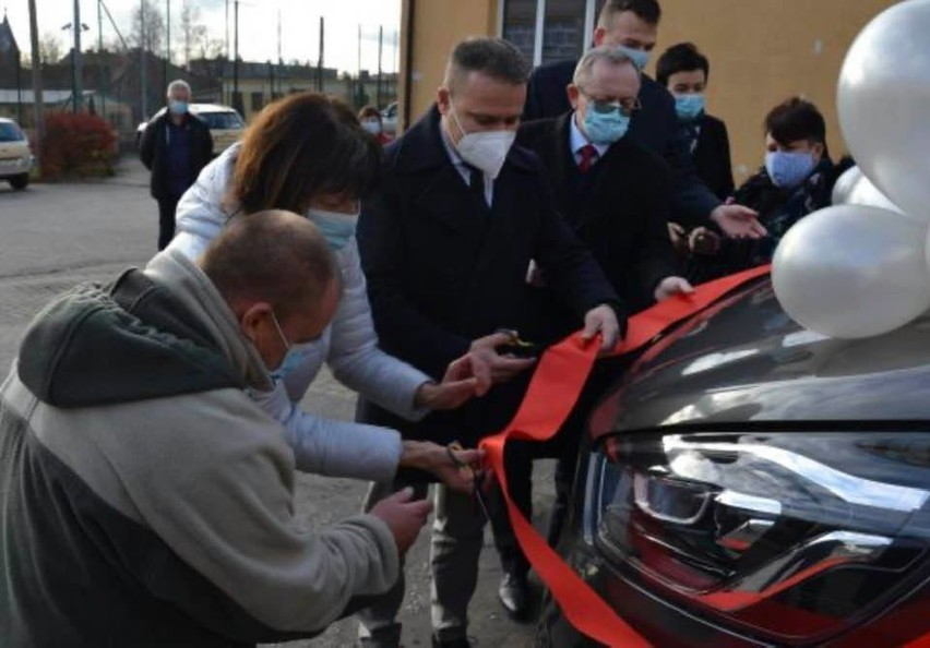 Środowiskowy Dom Samopomocy w Skarżysku dostał nowy samochód. Bus posłuży niepełnosprawnym podopiecznym placówki [ZDJĘCIA]