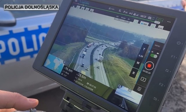 Działania dolnośląskich funkcjonariuszy na autostradzie A4. W akcji bierze udział dron.