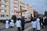 Miejska droga krzyżowa w Malborku pomiędzy dwoma kościołami. Wierni modlili się na ulicach