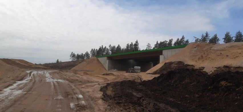 S61. Rozpoczęło się betonowanie nawierzchni na kolejnym odcinku drogi Via Baltica