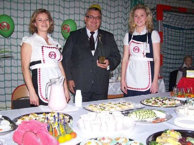 Perly Powiatu Oleskiego 2011. Okregowa Spóldzielnia Mleczarska, od lewej: Beata Krzak, Wilhelm Beker, Magdalena Grus.