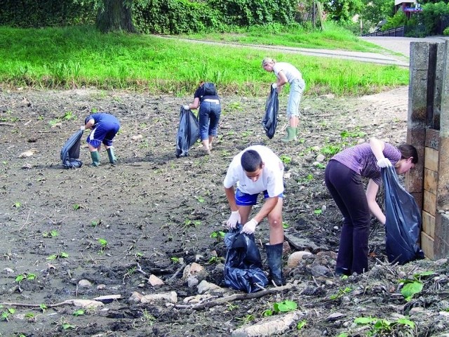 Grupa mieszkańców chętnie pomogła przy sprzątaniu brzegów