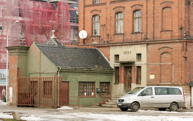 - Jakie są losy terenów po byłych cukrowniach we Wrocławiu? Dawniej we Wrocławiu funkcjonowały cukrownie na Klecinie i Sołtysowicach. Wszystkie budynki tych cukrowni zostały wyburzone. Jakie są plany zabudowy tych terenów i jaka jest perspektywa realizacji tych planów? - pyta Malwina Małek, nasza Czytelniczka. Odpowiedzi szukał Marcin Walków, reporter Gazety Wrocławskiej. O tym, jaka przyszłość czeka tereny po cukrowniach na Klecinie i Sołtysowicach czytaj na kolejnych stronach (przejdziesz na nie, posługując się klawiszami strzałek).