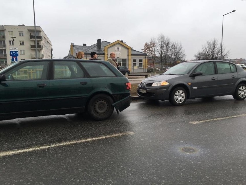 Ostrołęka. Trzy auta zderzyły się na ul. Steyera