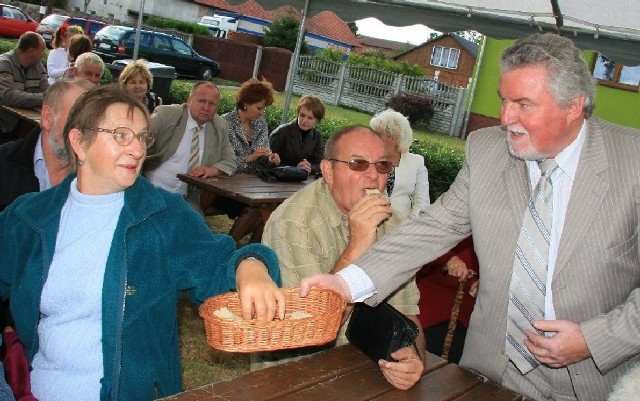 Podczas ostatnich dożynek burmistrz (z prawej) dzielił się chlebem z mieszkańcami.
