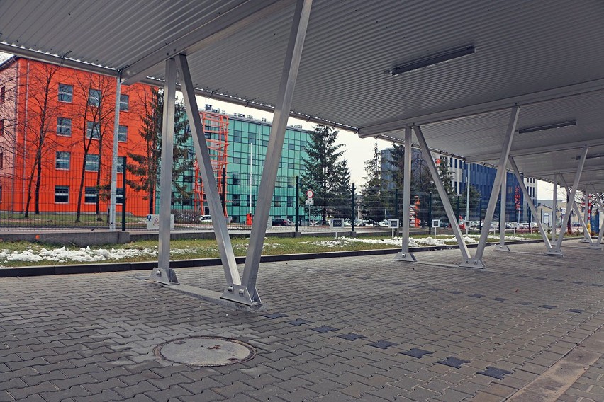 Ekologiczny parking i stacje do ładowania elektrycznych aut udostępnione w Kielcach 