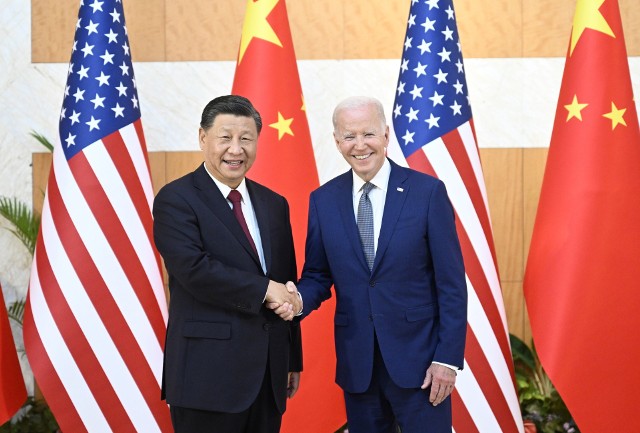 Prezydent USA Joe Biden i chiński prezydent Xi Jinping podkreślili swój sprzeciw wobec gróźb użycia broni jądrowej na Ukrainie - podał Biały Dom w komunikacie ze spotkania na indonezyjskiej wyspie Bali.