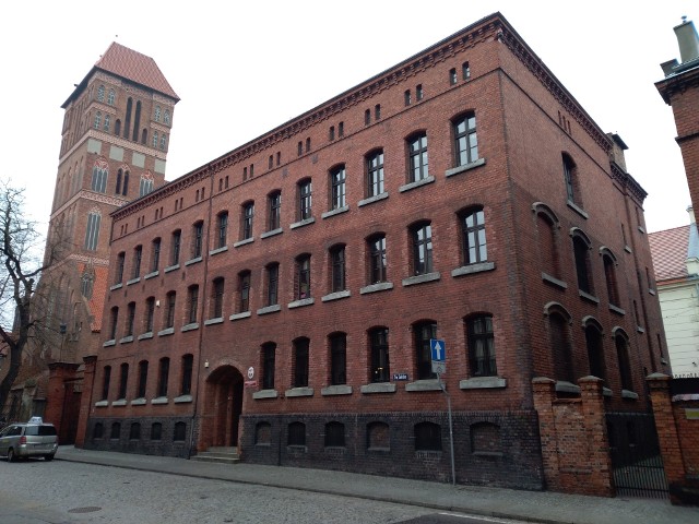 Budynek sądu i więzienia garnizonowego w Toruniu. Tutaj zapewne dezerter dzielił się wrażeniami z dalekiej podróży, a po procesie udał się na zasłużony odpoczynek w celi.
