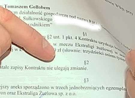 Nie wszystko udało się zakryć palcami. Widać tu wyraźnie kwotę 38 tys. zł