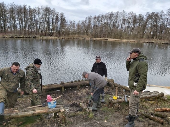 Osięcińscy wędkarze dbają o środowisko - sprzątali teren w Samszycach