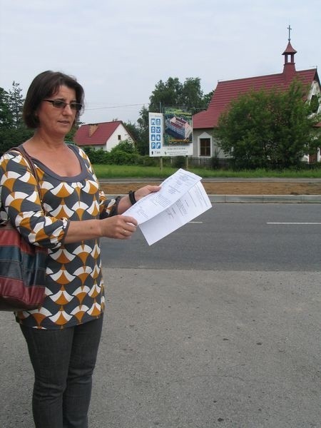 Helena Farbisz, sołtys Siedleszczan czyta postulaty mieszkańców, którzy chcą, by zarządca drogi wybudował między innymi przejście dla wiernych do kaplicy.