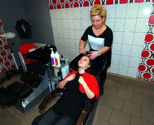 Iwona Chojnacka, właścicielka dwóch salonów fryzjerskich w Opatowie podczas przygotowywania fryzury.