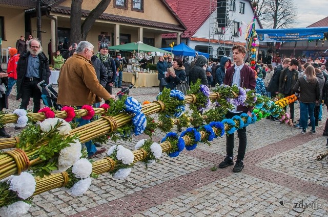 Konkurs palm wielkanocnych w Lipnicy Murowanej w 2019 roku. Była to 61 edycja tej imprezy, której przyglądały się tłumy. Nic dziwnego, najwyższą palma osiągnęła prawie 38 metrów!