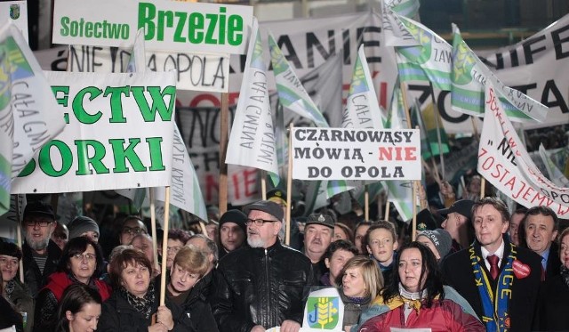 Przeciwko przyłączeniu do Opola opowiadają się mieszkańcy wielu wsi. Na zdjęciu manifestacja w Gminie Dobrzeń Wielki.