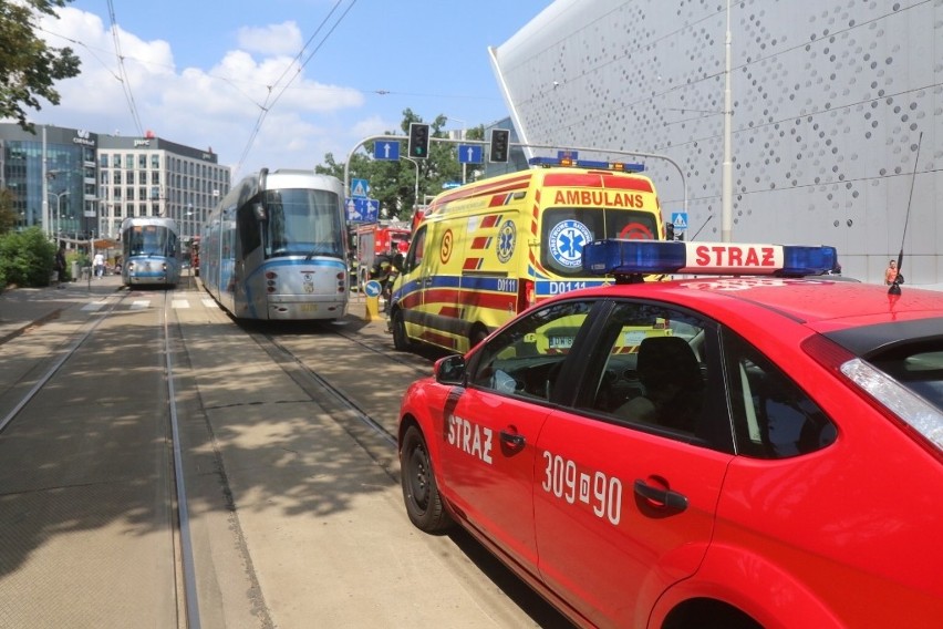 16.07.2021. Kobieta wpadła pod tramwaj w centrum Wrocławia....