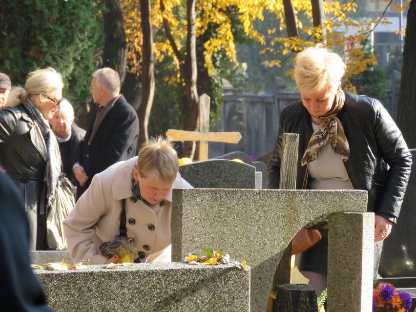 Cmentarze przy Francuskiej i Sienkiewicza w Katowicach: odwiedzamy bliskich, wolontariusze kwestują