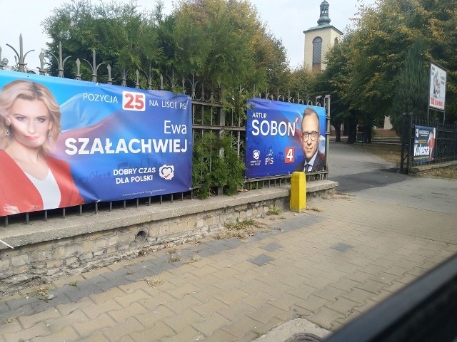 Przed kościołem da się zauważyć trzy billboardy. Mieszkańcom przeszkadza, że politycy afiszują się w takim miejscu