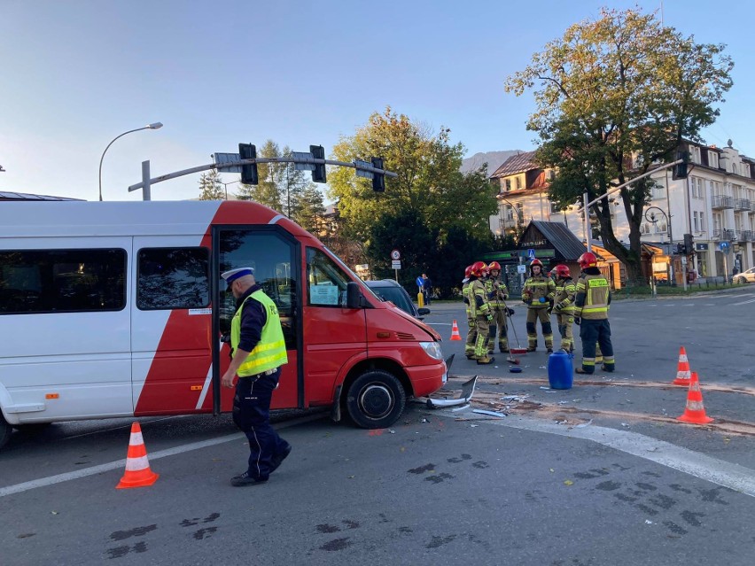 Zakopane. Zderzenie busa z osobówką na skrzyżowaniu 