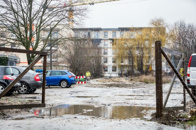 Przy ul. Paderewskiego 25 spółka IQ Development przygotowuje się do rozpoczęcia budowy bloku