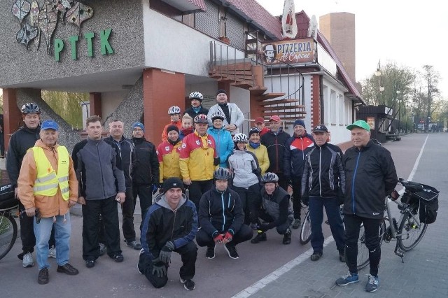 Ponad 160-kilometrową trasę pokonali w minioną sobotę (23 kwietnia) cykliści zrzeszeni w Nadgoplańskim Oddziale PTTK. Tuż po szóstej rano wyruszyli oni z Kruszwicy w kierunku Włocławka. Celem podróży było zwiedzenie miejsc związanych z ks. Jerzym Popiełuszko i nie tylko. We Włocławku turyści dołączyli bowiem do kilkusetosobowej grupy cyklistów, by wspólnie z nimi uczestniczyć w pierwszym z cyklu tegorocznych rajdów „Kujawsko - Pomorskie na Rowery”. Trasa liczyła 25 kilometrów i wiodła  przez tereny Gostyńsko - Włocławskiego Parku Krajobrazowego. Nie należała do łatwych. W większości wytyczona była po piaszczystych leśnych duktach. Bardziej nadawała się na wyścigi rowerów górskich, niż na rodzinną turystykę. Nagrodą za jej przejechanie były medale, okolicznościowe koszulki i kiełbaski pieczone nad ogniskiem. We Włocławku kruszwiczanie zwiedzili też tamę, nadwiślańskie bulwary i katedrę. W drodze powrotnej, w Osięcinach, zmył ich deszcz, a pod Kruszwicą przyszło walczyć z wiatrem. Mimo to wyprawę uznano za udaną.