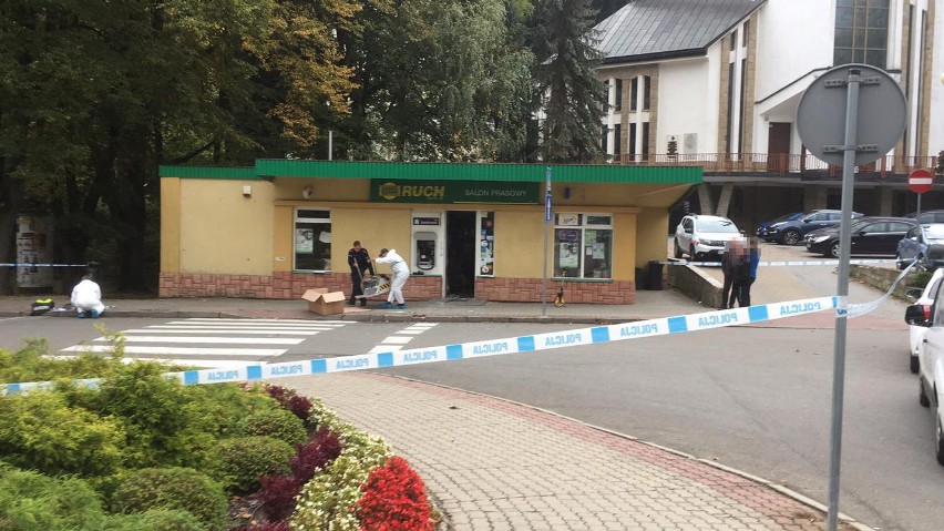 W nocy wysadzono bankomat w Iwoniczu-Zdroju. Częściowo zniszczony został również sklep. Zobacz zdjęcia