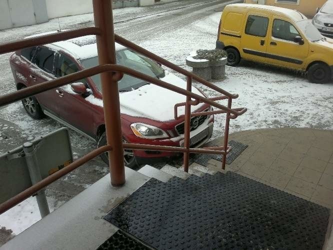 W Nowej Soli kierowca zaparkował swoje auto wprost przy...