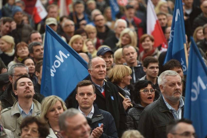 Nowoczesna w Poznaniu manifestowała patriotyzm na placu...