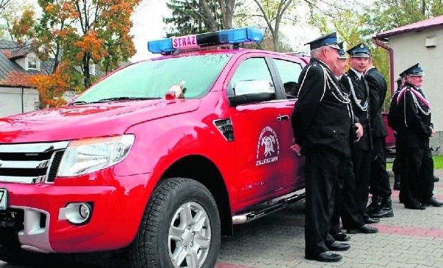 Lekki samochód pożarniczy ford ranger z napędem na cztery koła, prezent dla zaleszańskich strażaków.