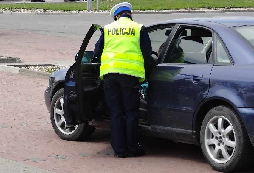 Kierowca BMW potrącił celowo policjanta i uciekł