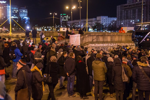 Ludzie zebrani pod PKiN oddali hołd Piotrowi S.