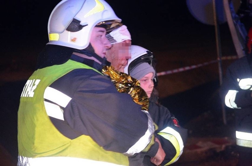 Wypadek autokaru na S3. Wycieczka wracała z jarmarku we Wrocławiu. Autobus przewrócił się na bok. Jedna osoba nie żyje, 24 zostały ranne