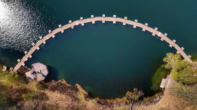 Grzegorz Walkowski, który specjalizuje się w podniebnej fotografii, sfotografował z drona jezioro Garbicz. Z tego pomostu korzystają uczestnicy Garbicz Festival